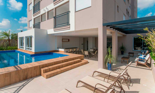 Piscina, solarium, bar e lounge externo